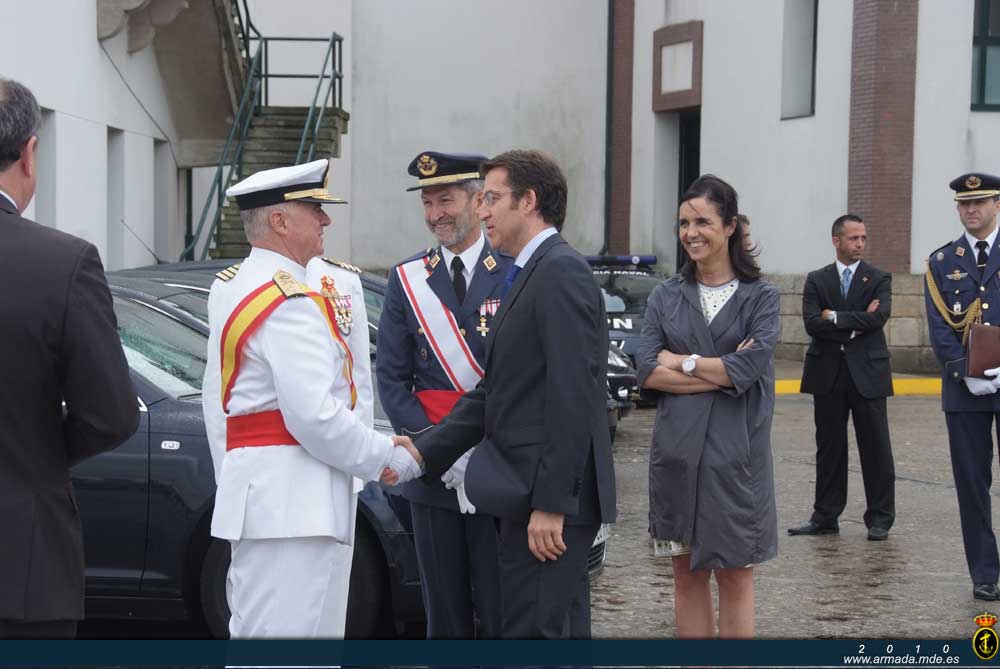El Almirante Jefe de Estado Mayor de la Armada Manuel Rebollo García recibiendo al Presidente de la Xunta de Galicia, Alberto Núñez Feijóo